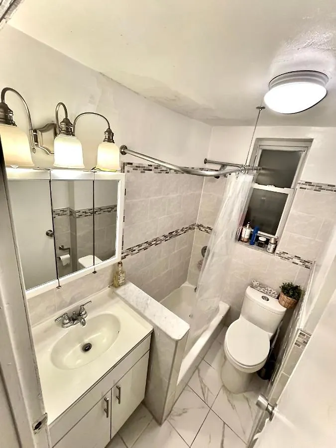 2 Bedrooms Apartment 1 Stop From Manhattan - Free Parking And First Floor ! New York